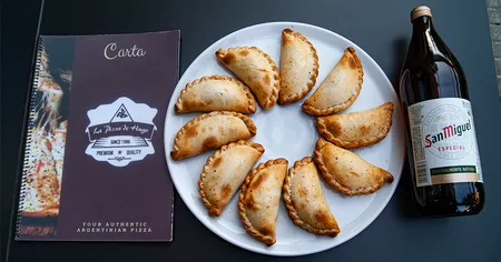 Disfruta de nuestro combo con pizza, empanadillas y una bebida para una experiencia completa.