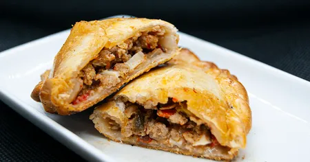 Empanadillas rellenas con una mezcla irresistible de carnes y verduras frescas, ¡una explosión de sabor!
