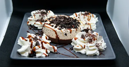 Postre de vainilla con trozos de cookies, ideal para un toque dulce después de la comida.